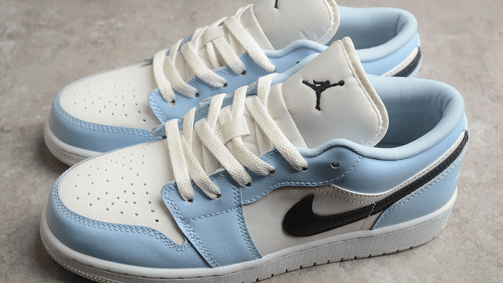 Jordan 1 low ice blue black 4