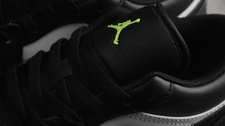 Jordan 1 low panda verde neon 6