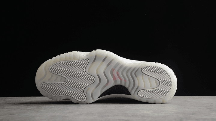 Jordan retro 11 platinum tint 3