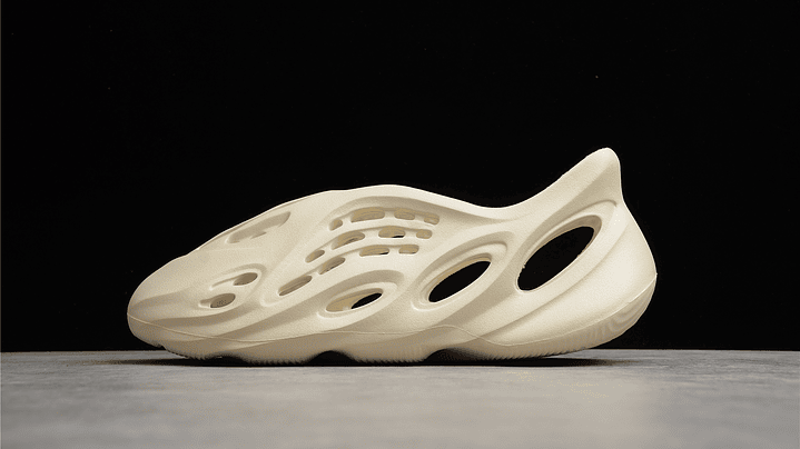 Yeezy Foam runner sand 1