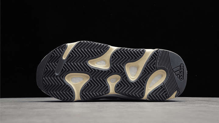 Yeezy 700 v1 analog 5