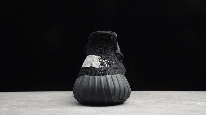 Yeezy boost 350 v2  oreo 4