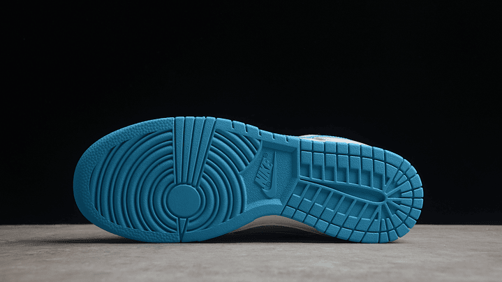 Dunk low pure platinum blue lighting 3