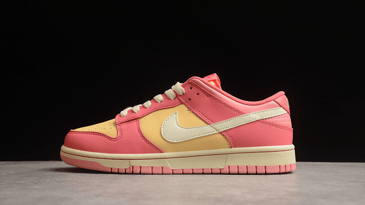 Dunk low strawberry peach 1