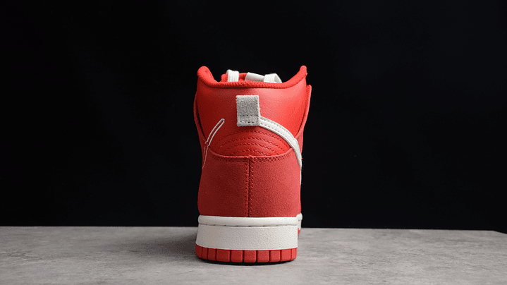 Dunk high first use red 4