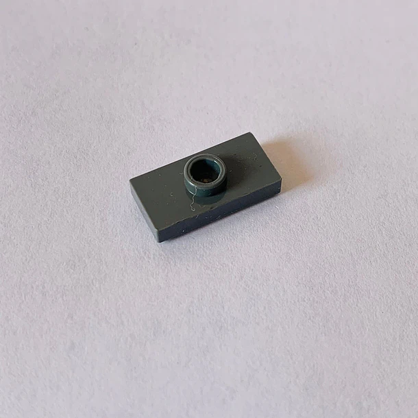 Placa modificada de 1 x 2 con 1 espárrago con ranura y soporte inferior para espárrago (puente) 2