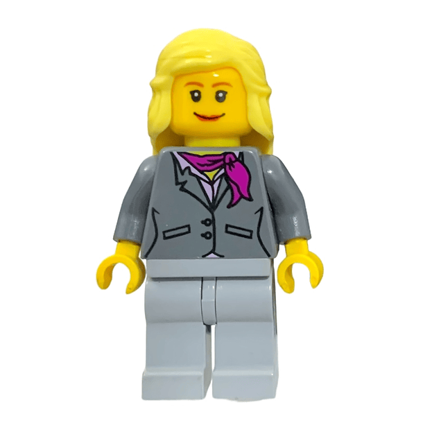 Mujer con blazer gris y pañuelo rosa , cabello rubio