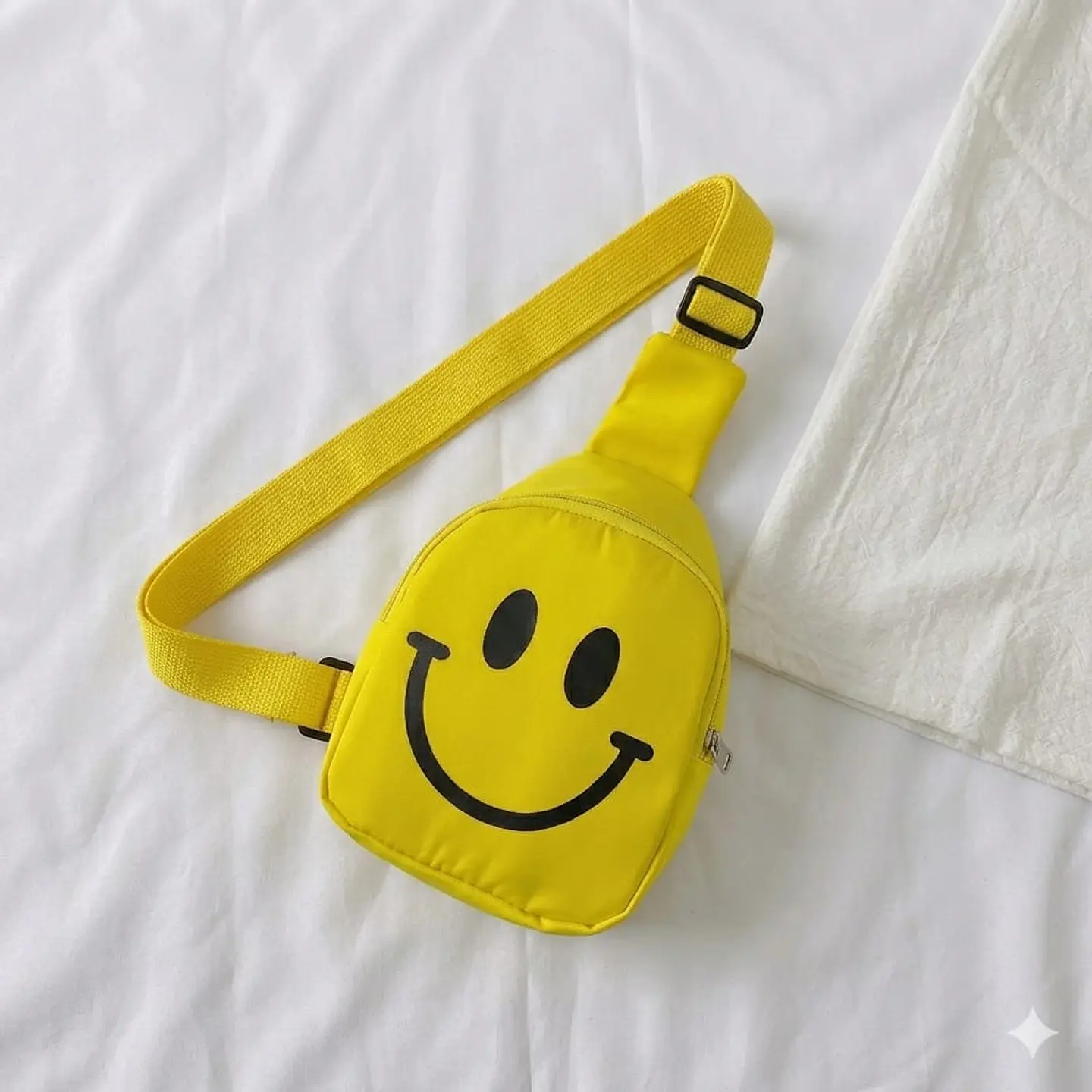 Mini Mochila Bandolera Infantil Amarilla con Carita Feliz 1