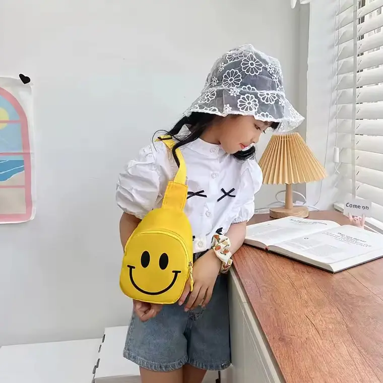 Mini Mochila Bandolera Infantil Amarilla con Carita Feliz 3