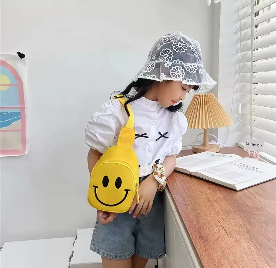Mini Mochila Bandolera Infantil Amarilla con Carita Feliz 3