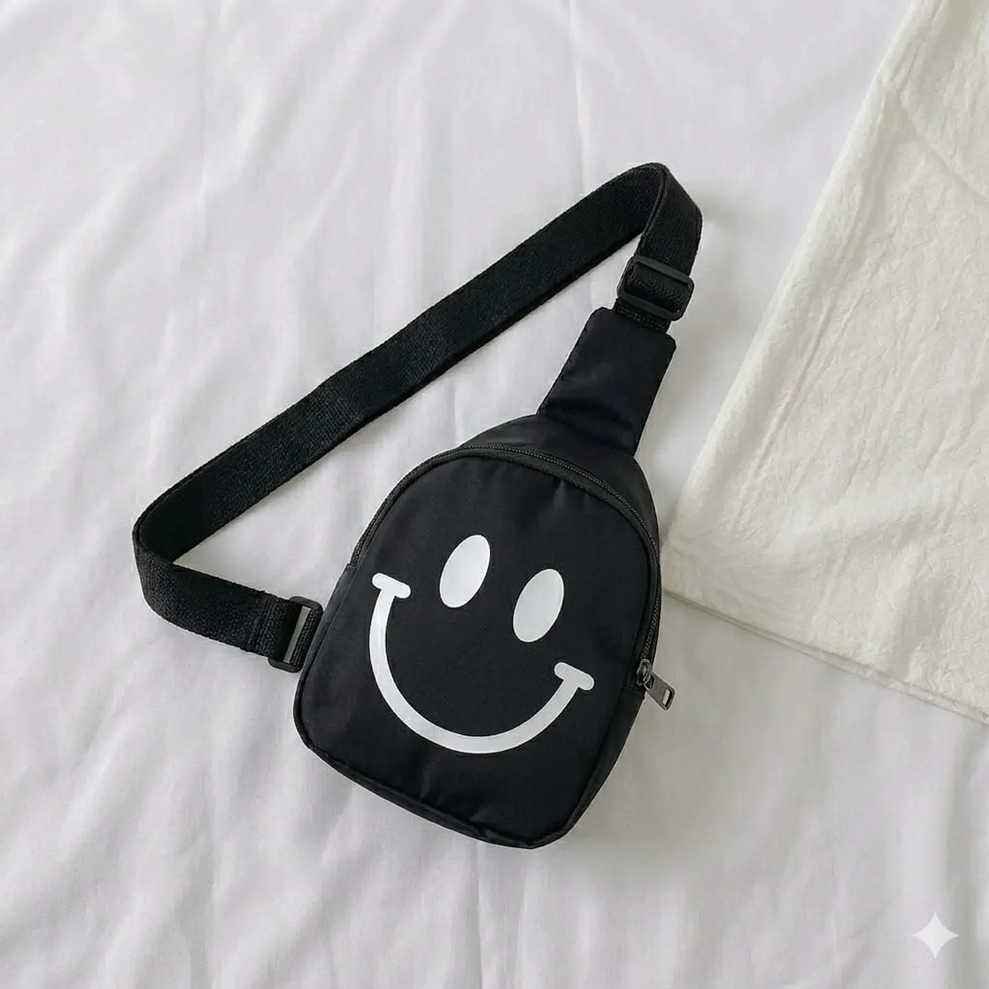 Mini Mochila Bandolera Infantil Negra con Carita Feliz 1