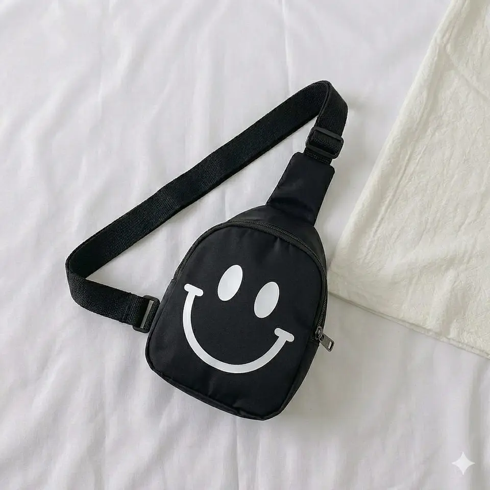 Mini Mochila Bandolera Infantil Negra con Carita Feliz 1