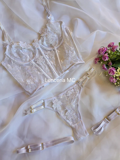 Conjunto Flores Bordadas