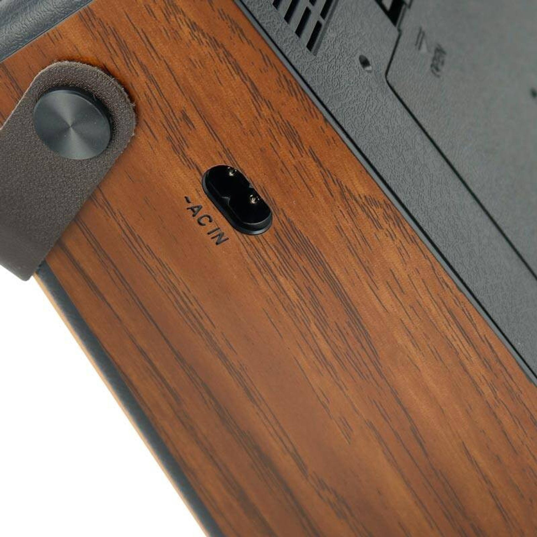 Radio Parlante Solar y Corriente Retro Bluetooth USB FM 2