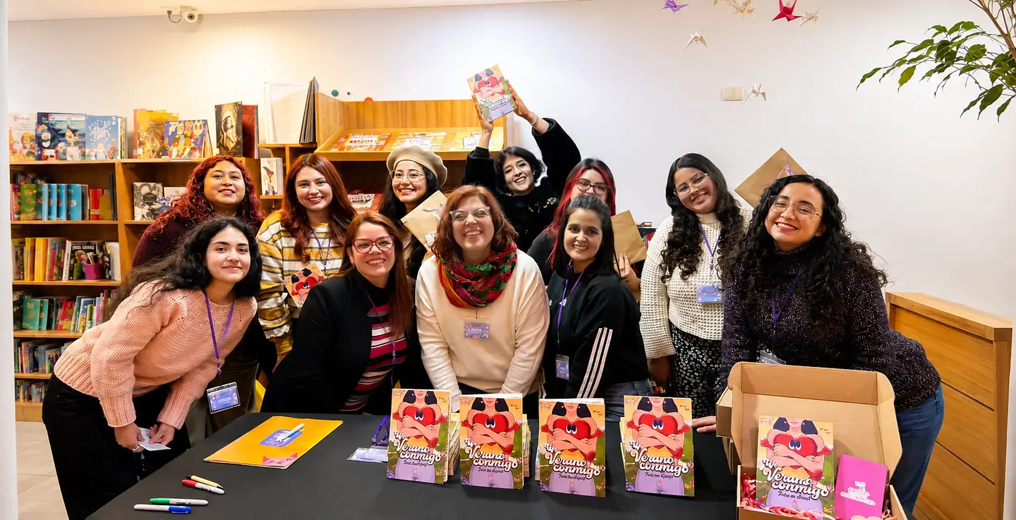 Grupo de autoras y embajadoras de Letras y Punto Editorial reunidas durante una actividad de la editorial, compartiendo experiencias y celebrando la publicación de libros en Chile.