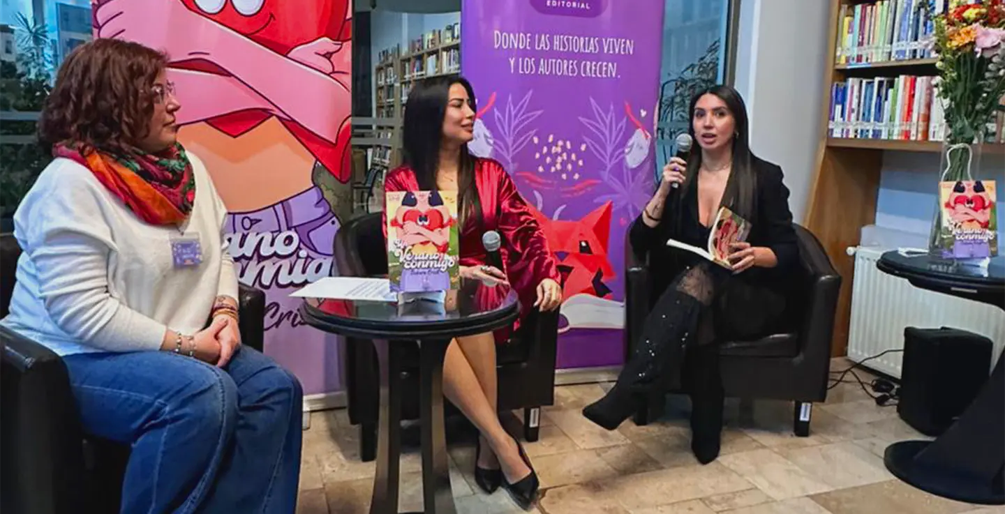 Presentación de Siempre Contigo, libro de Debora Cristi publicado por Letras y Punto Editorial, durante una actividad literaria en Chile.