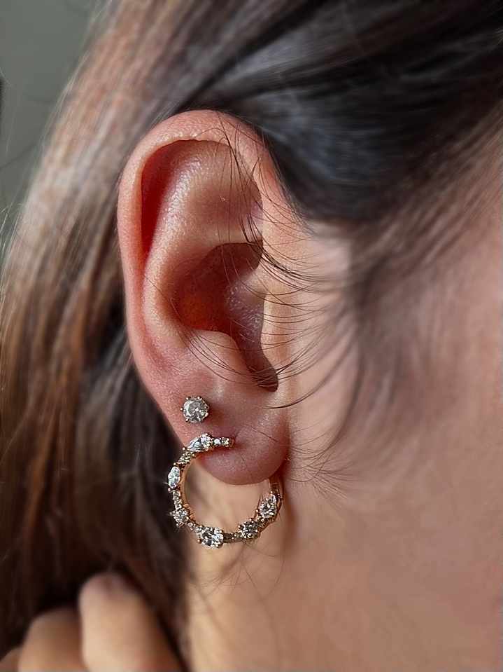 Brinco redondo com zircónias 2