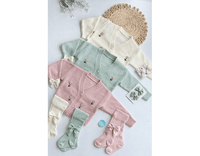 Chalecos tejido lanilla flores y perlas 