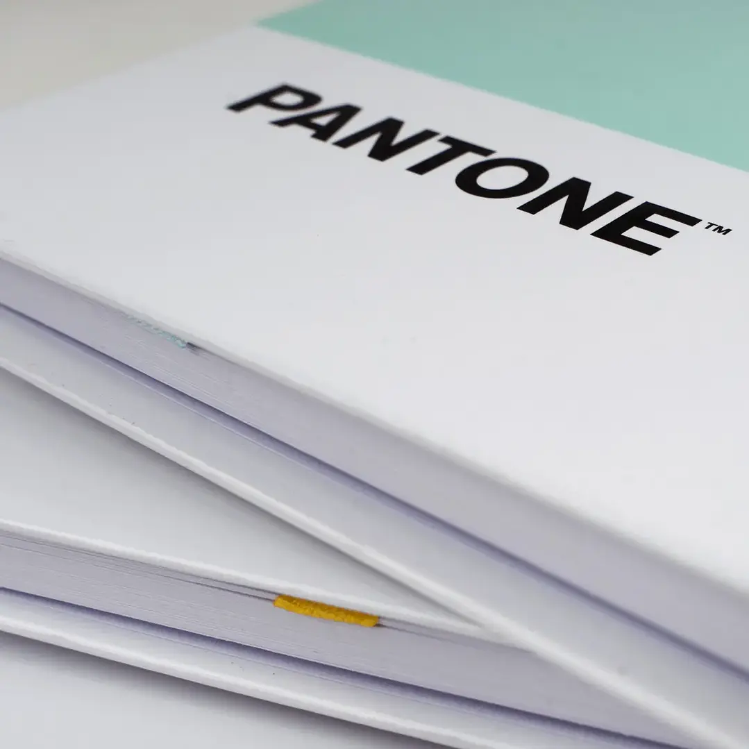 Libreta Pantone Mediana Con Elástico Horizontal 10