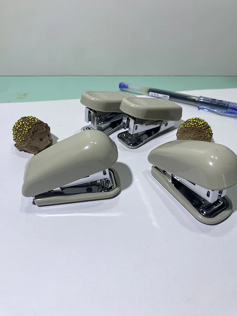 Mini corchetera de bolsillo 