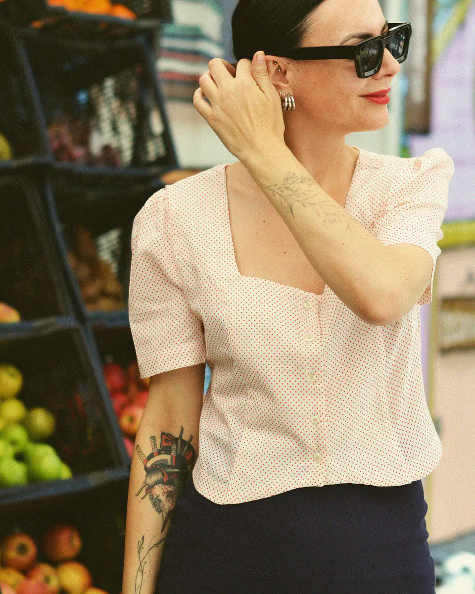 Blusa Natalia blanca pintitas rojas 3