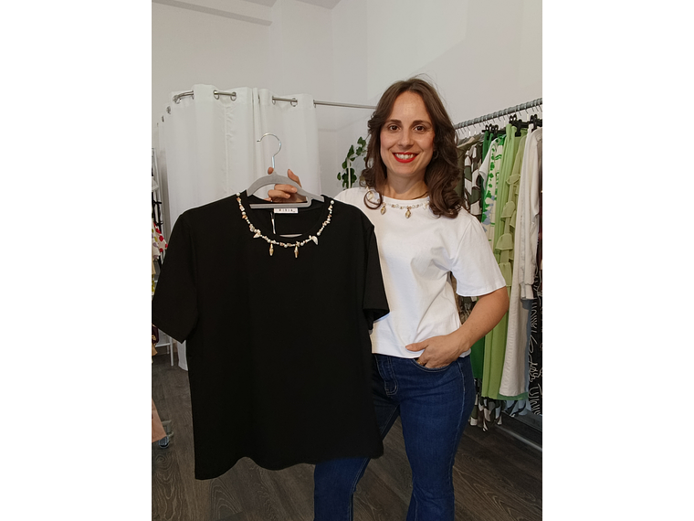 T-shirt com colar de Búzios 1