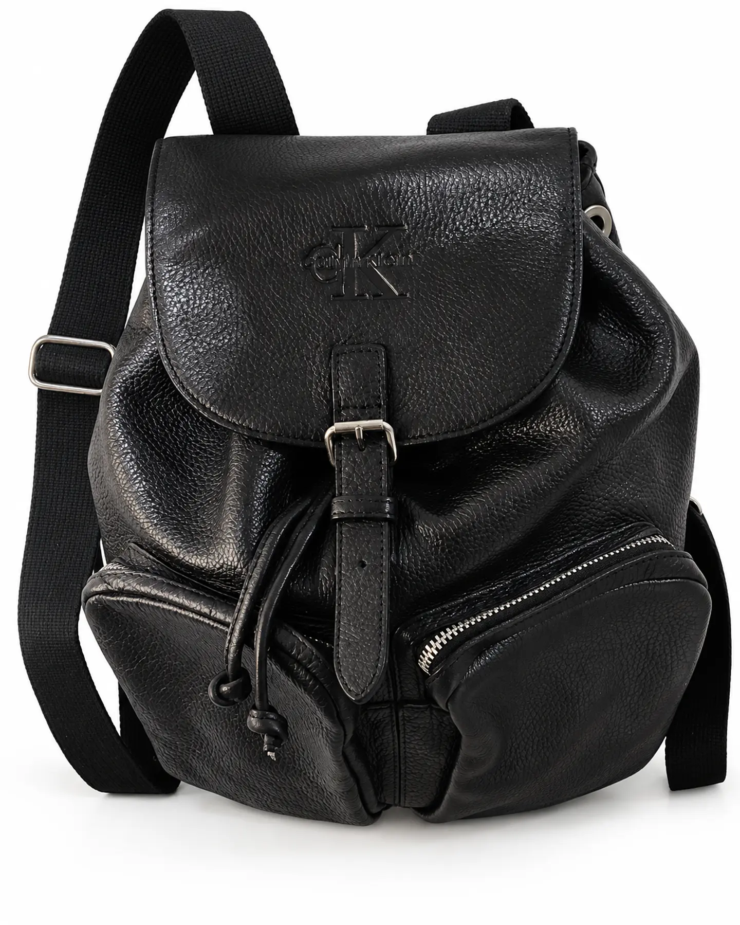 Mochila Calvin Klein Negra con Solapa y Monograma CK 1