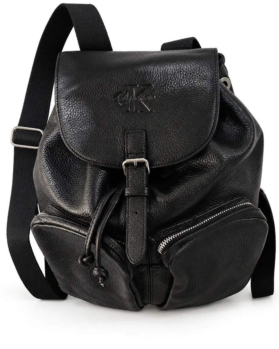 Mochila Calvin Klein Negra con Solapa y Monograma CK 1