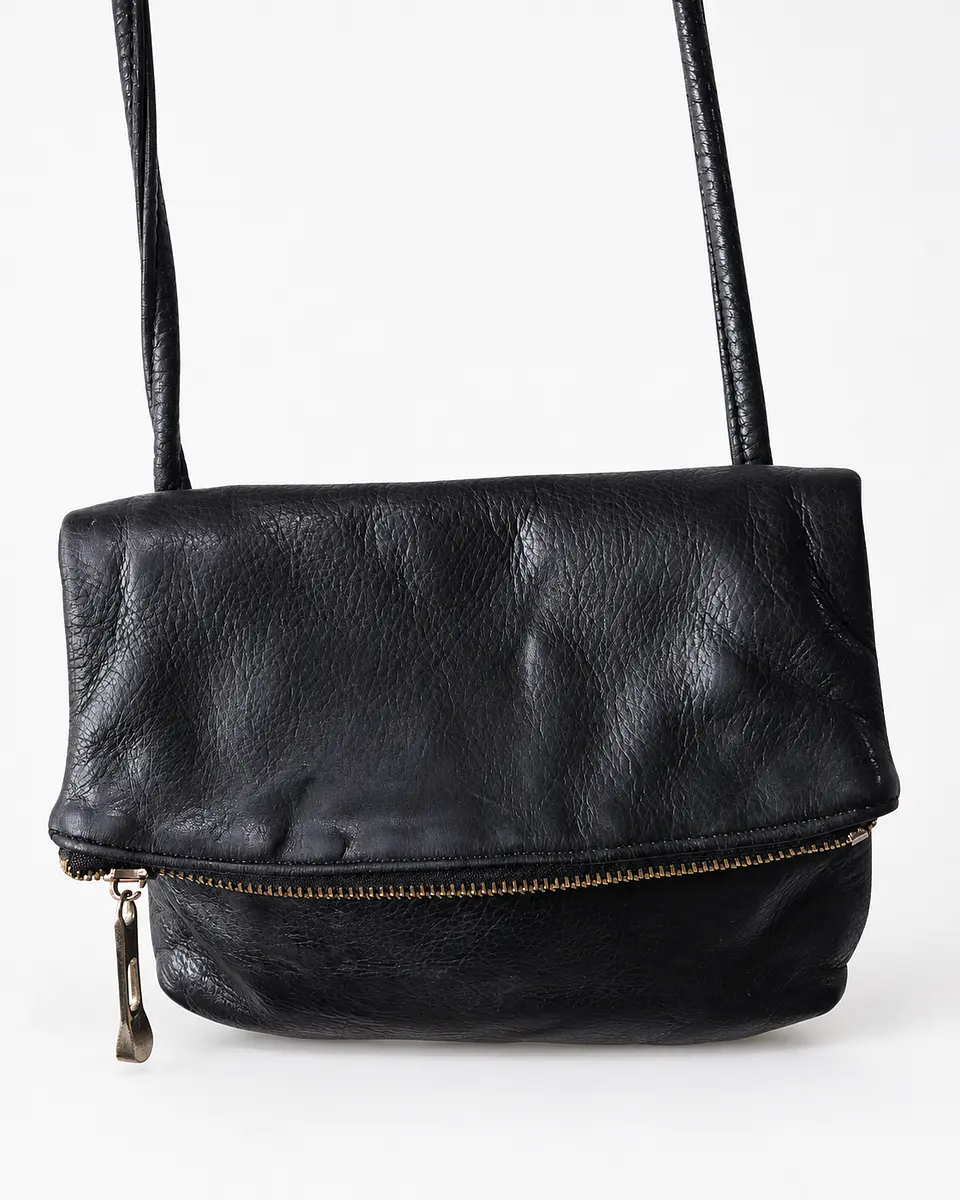 G.G. Boss Foldover Crossbody Negro de Cuero 1