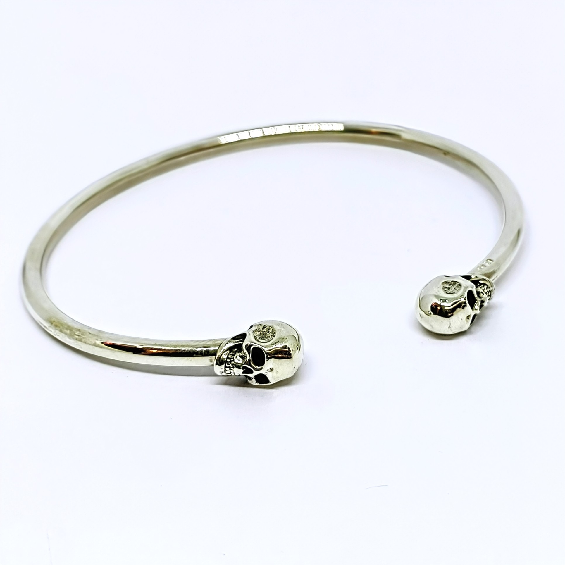 Pulseira com Caveiras