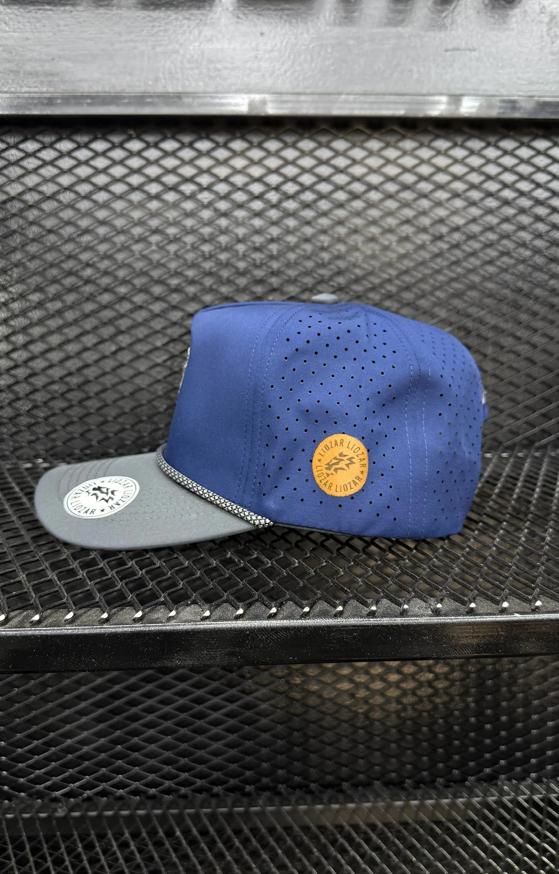 GORRAS DE ALGODON Y PERFORADAS UNISEX-LEON 3
