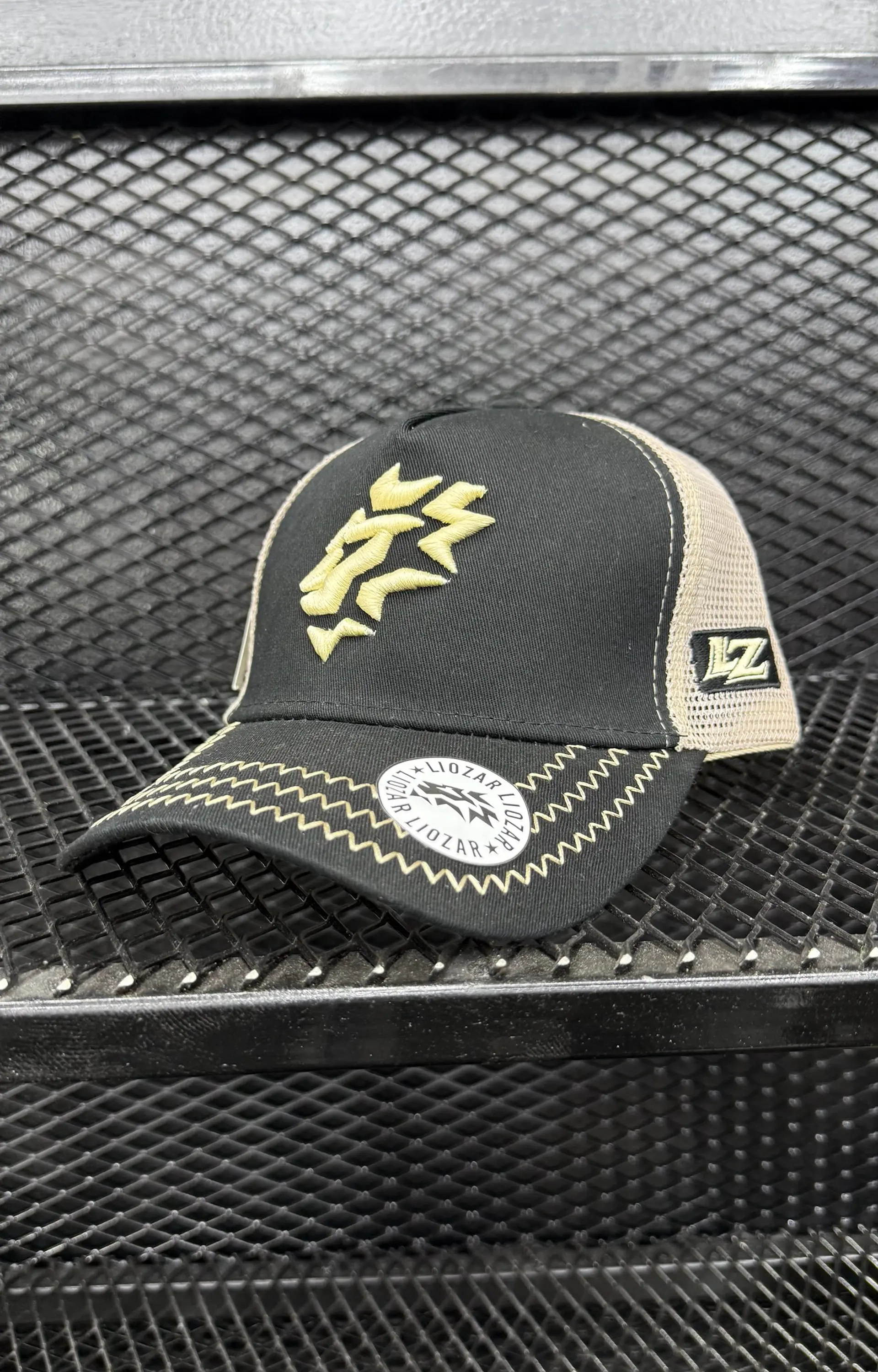 GORRAS DE GAMUZA Y MALLA VISERA TEJIDO- UNISEX- LEON 3