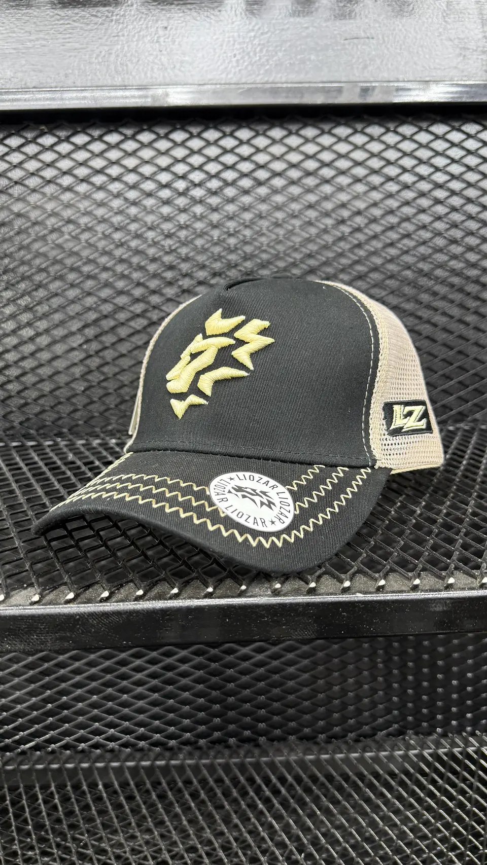 GORRAS DE GAMUZA Y MALLA VISERA TEJIDO- UNISEX- LEON 3