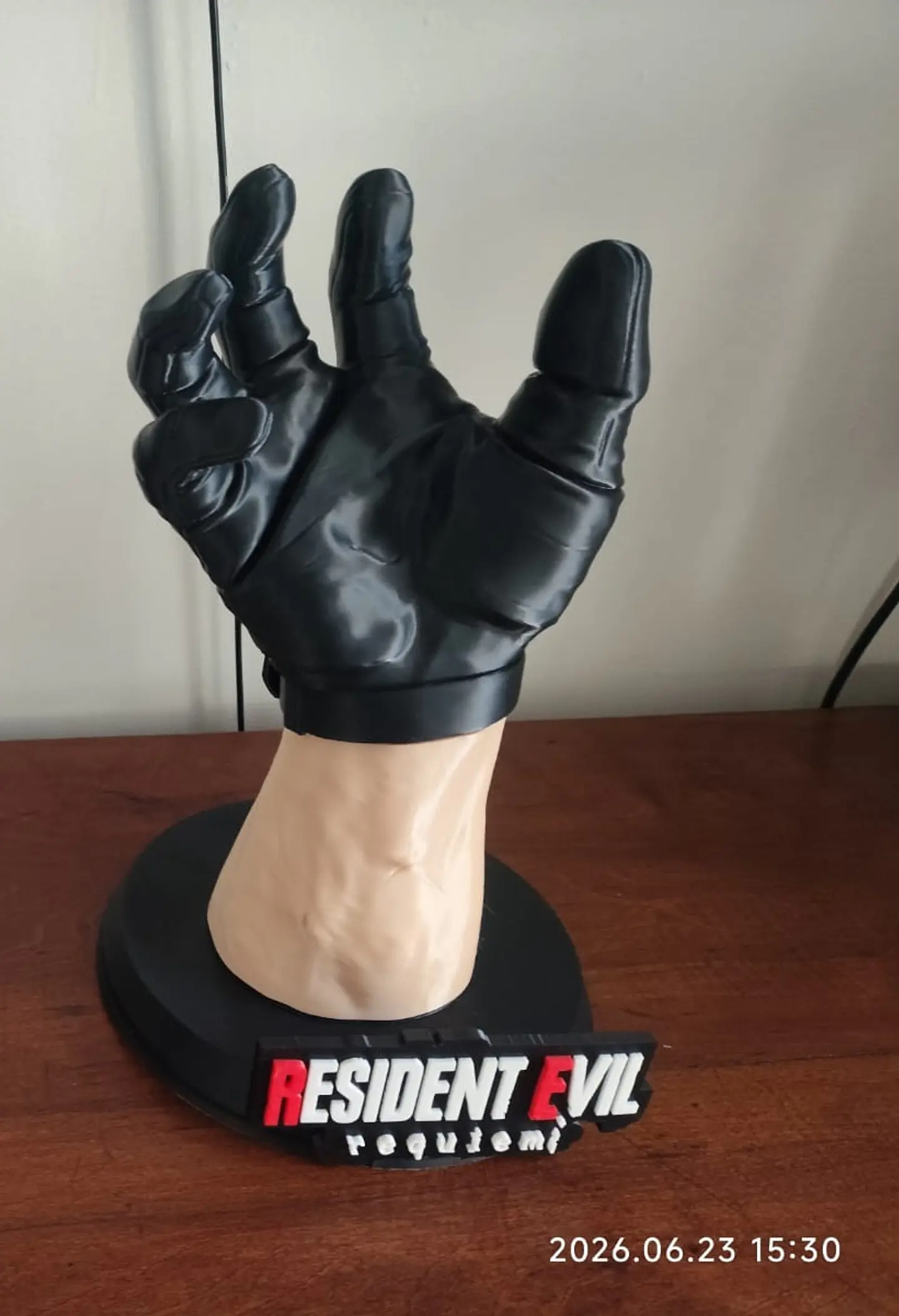 Soporte para Mando PS5 - Mano Resident Evil (32 cm) 2