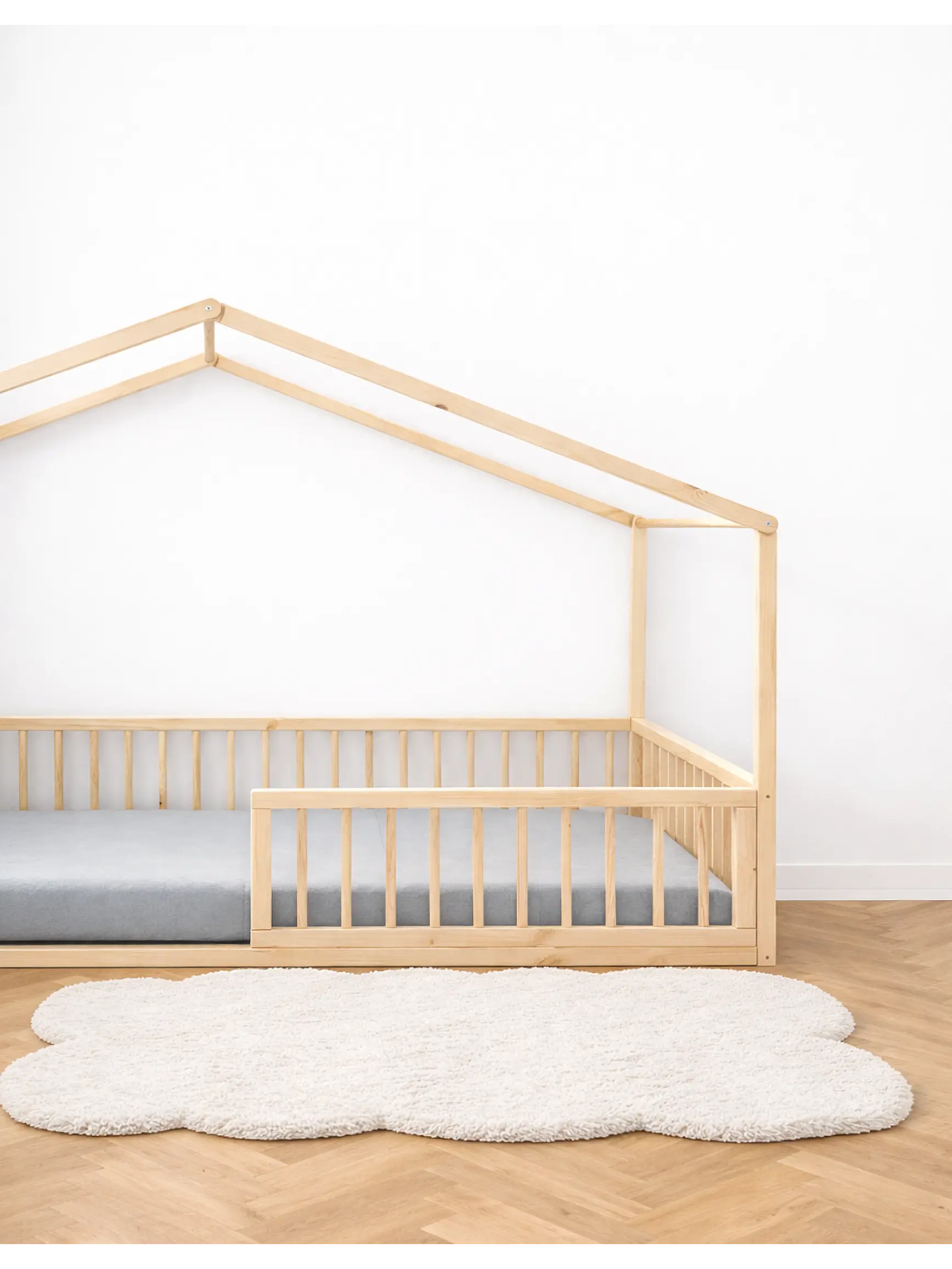 Cama casinha branco, cavilhas ao natural 2