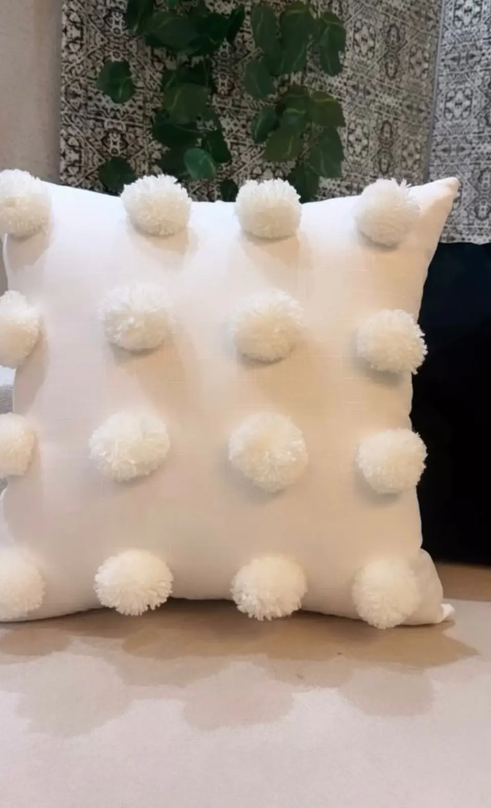 Almofada em Linho Sintético com Apliques Pompom de Lã 2