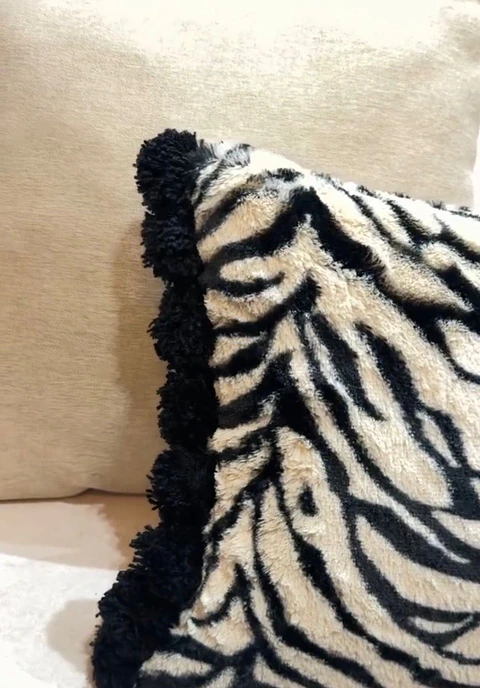 Almofada em Pelúcia com Pompom de Lã