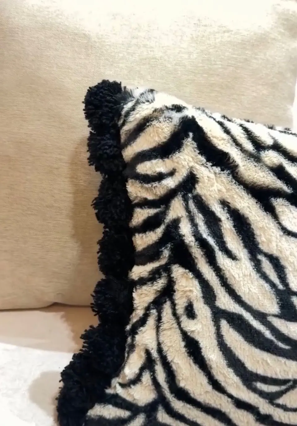 Almofada em Pelúcia com Pompom de Lã 1