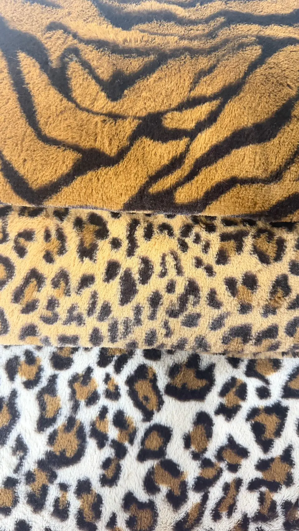 Almofada em Pelúcia com Pompom de Lã 4