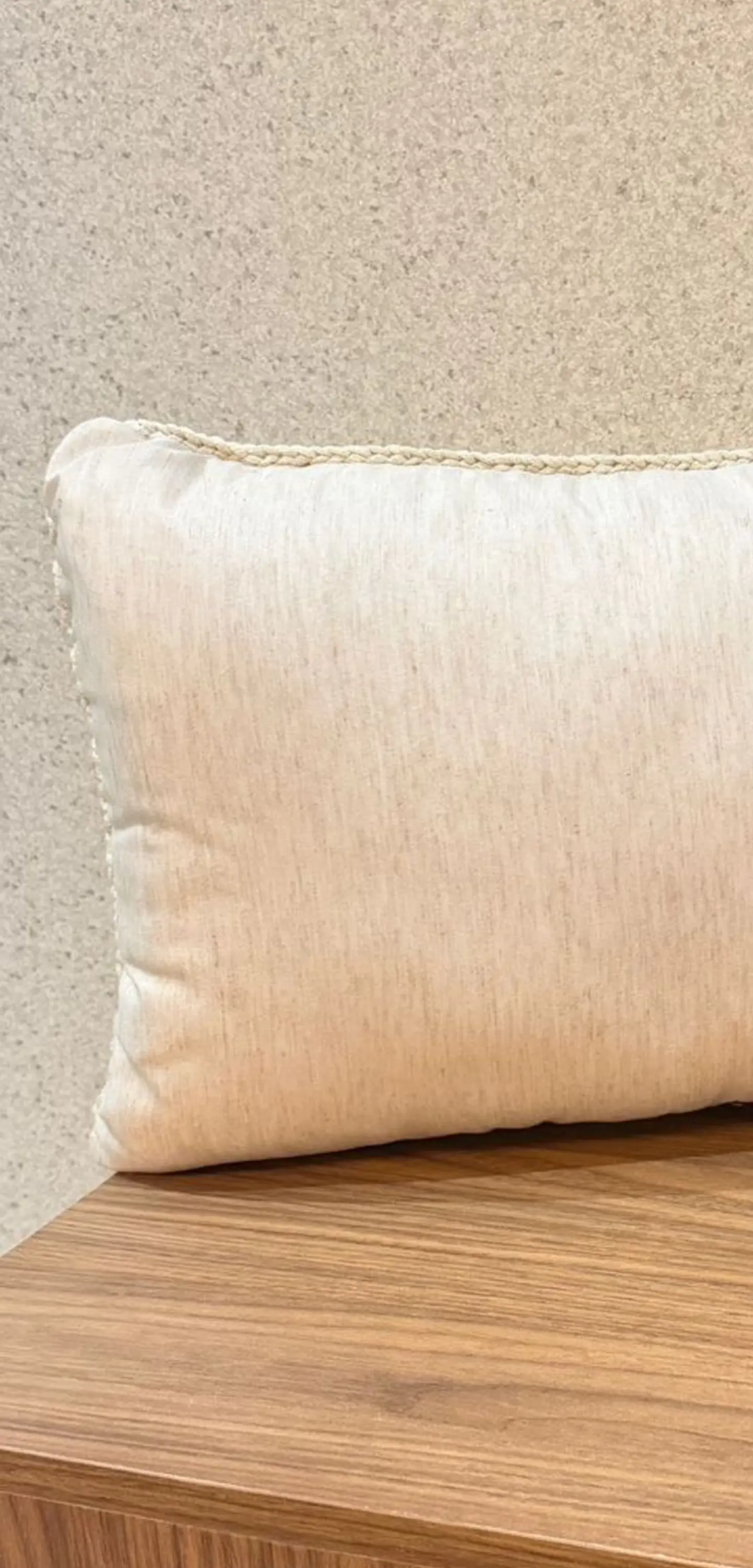 Almofada em Pelúcia com Pompom de Lã 5