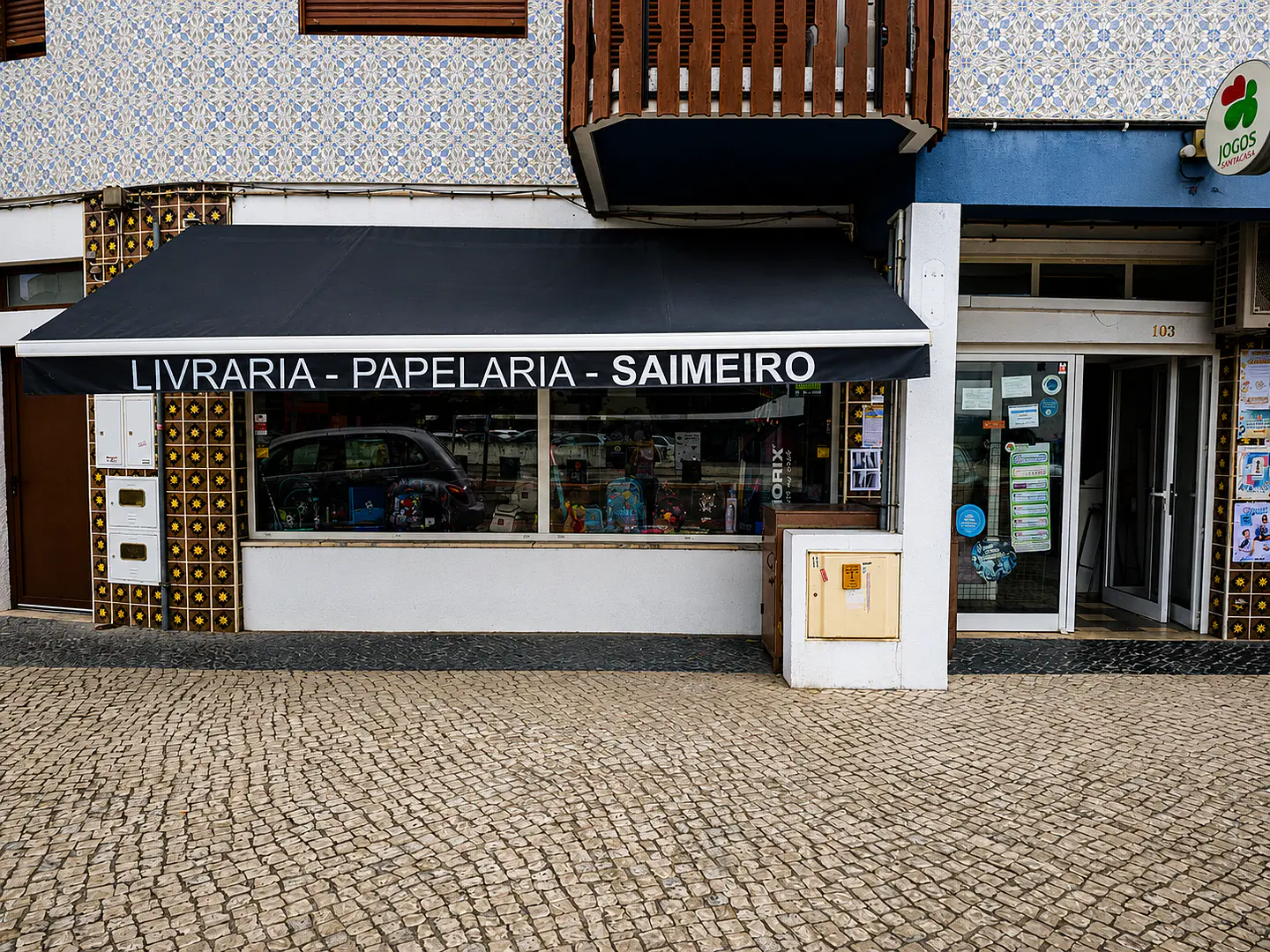 Fachada exterior da Livraria e Papelaria Saimeiro, localizada na Rua do Foral em Oliveira do Bairro.
