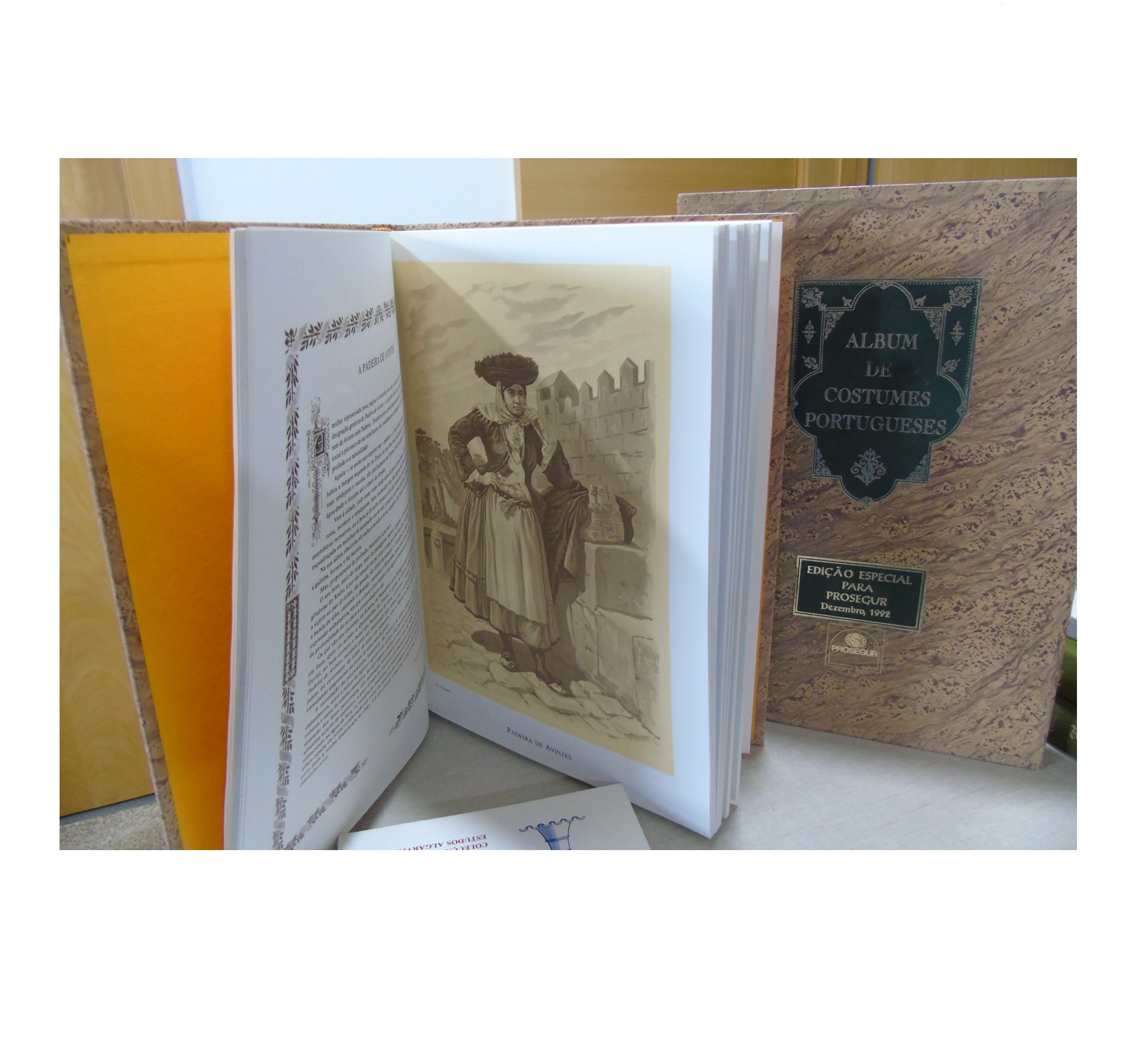 ÁLBUM DE COSTUMES PORTUGUESES: CINQUENTA CROMOS CÓPIAS DE AGUARELAS ORIGINAIS