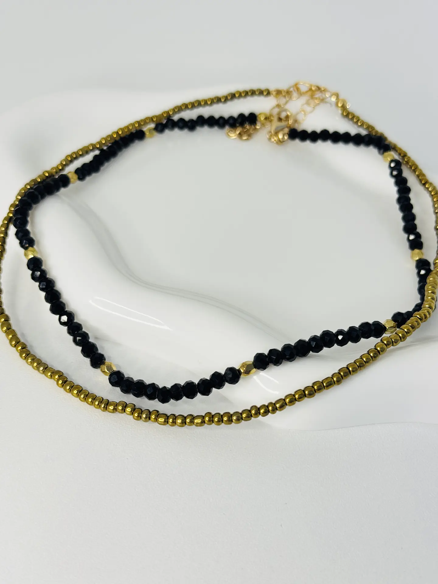 Dúo Collares Mostacillas Negro y Dorado 1