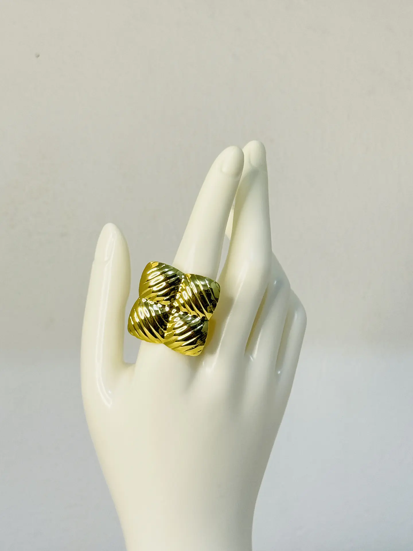 Anillo Cuadro Relieve en Acero  2