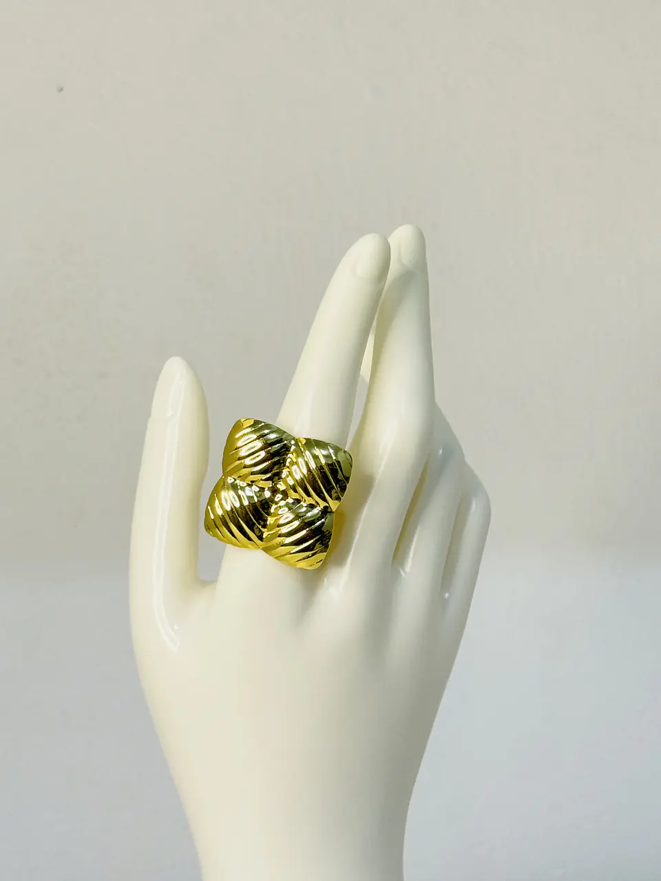 Anillo Cuadro Relieve en Acero  2