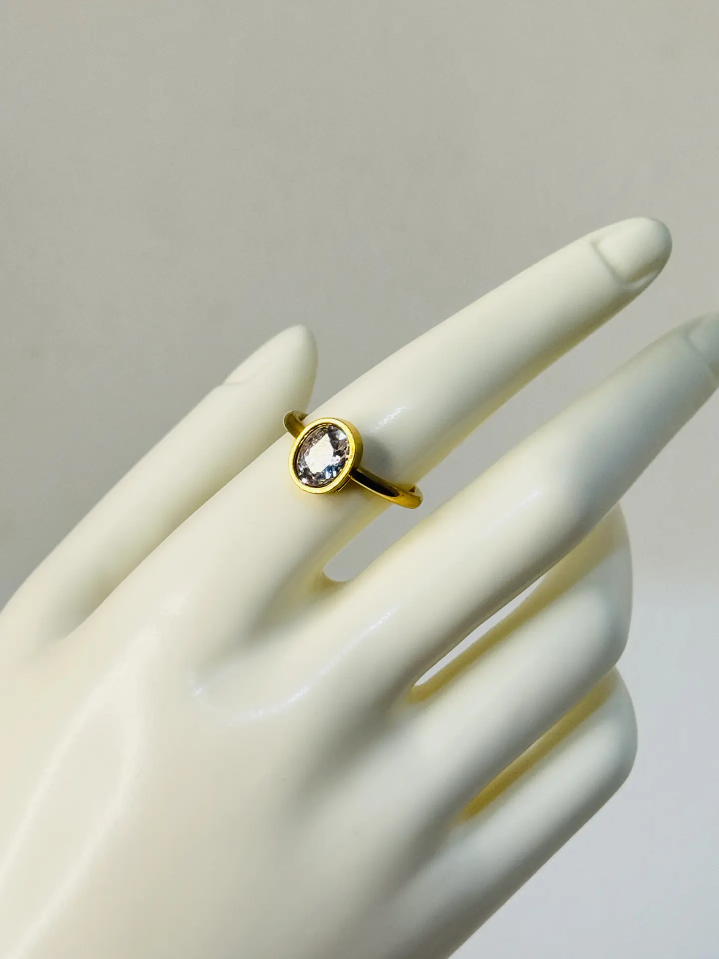 Anillo Solitario Óvalo Cristal en Acero  4