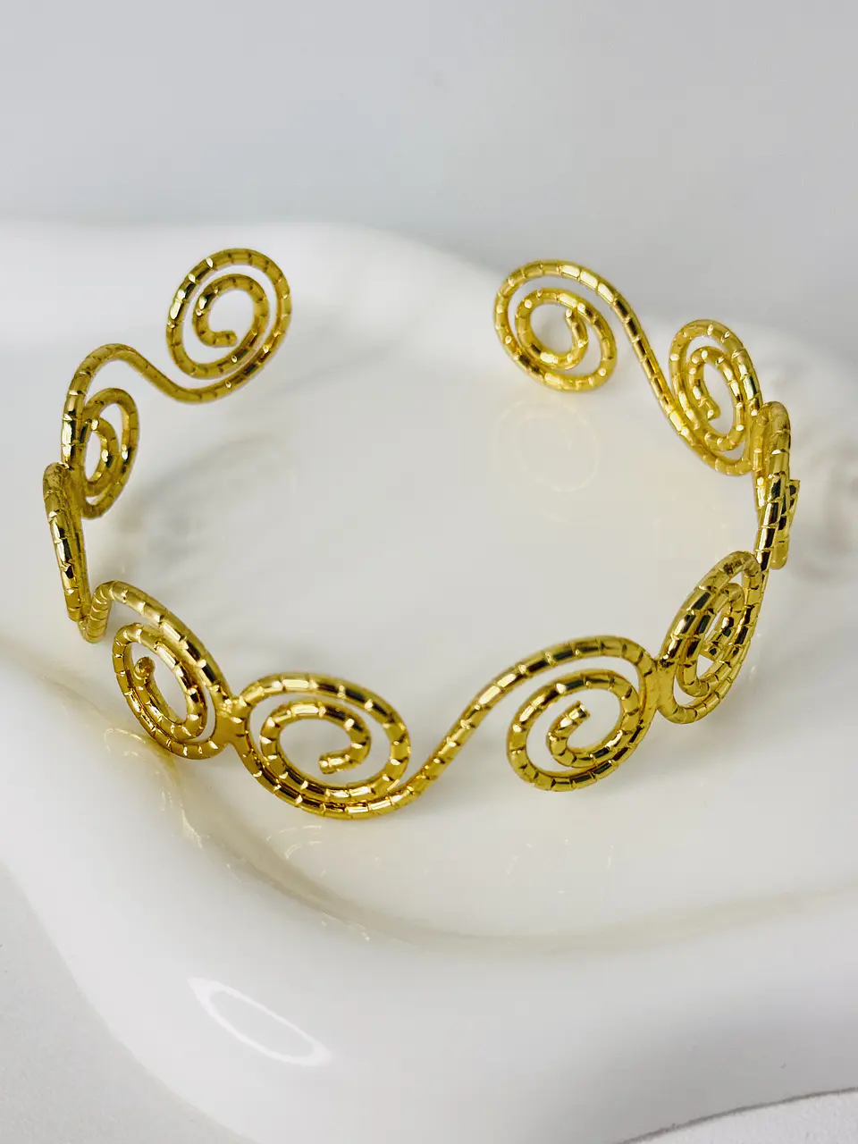 Brazalete Dorado Espiral Ajustable 1