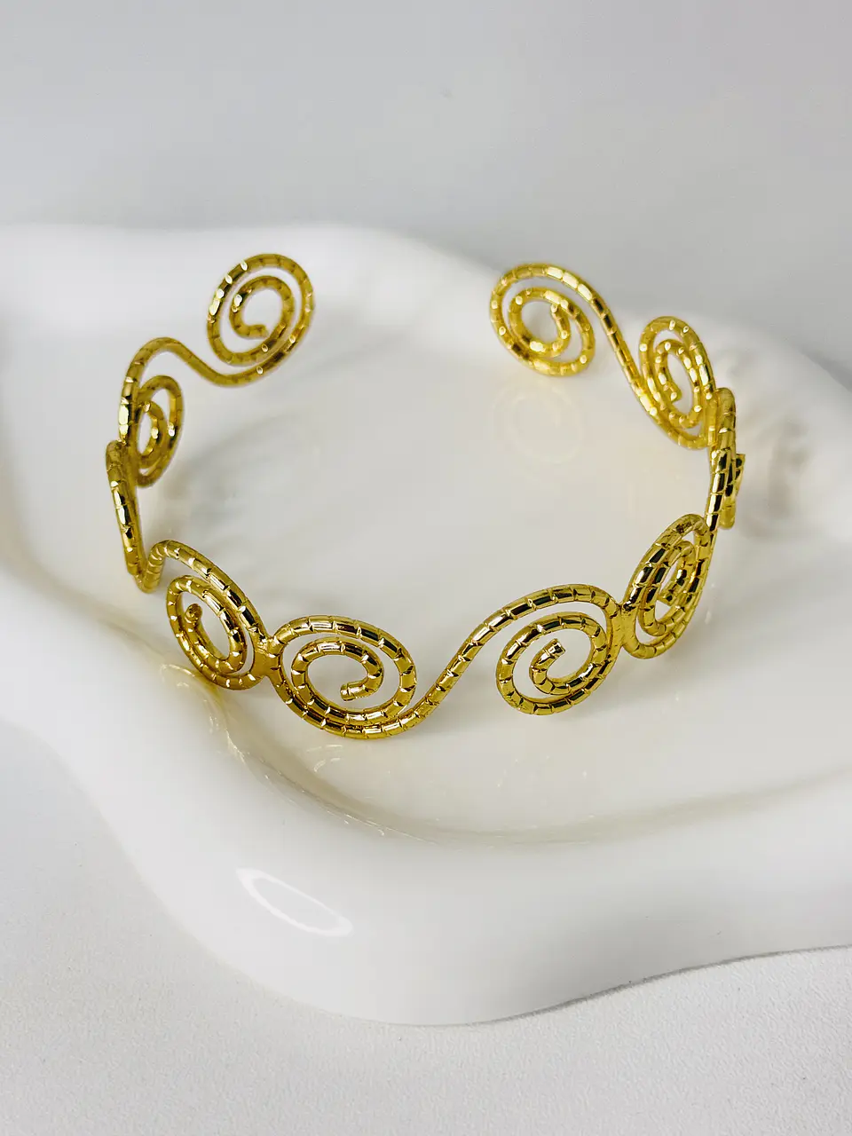 Brazalete Dorado Espiral Ajustable 4