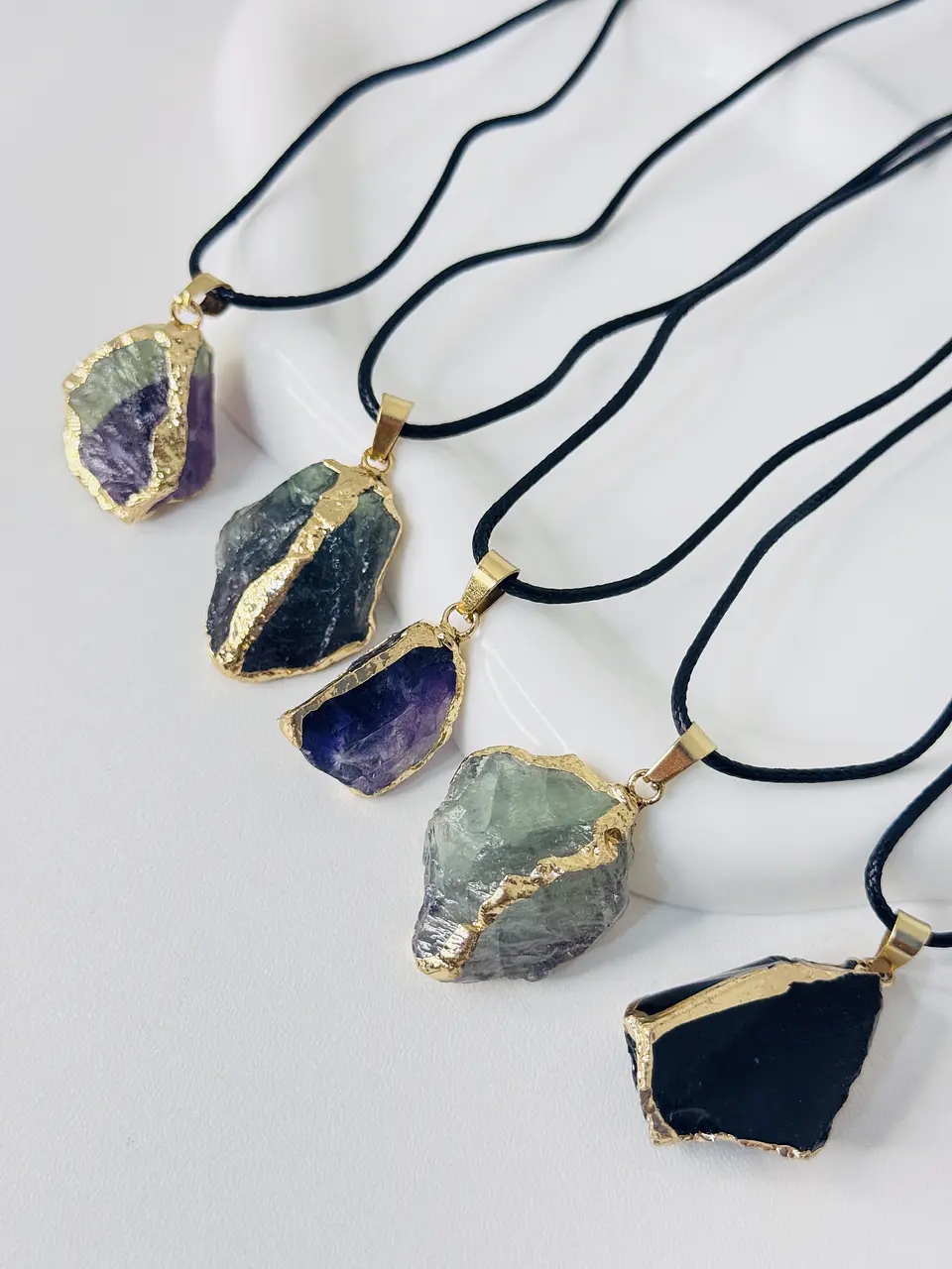 Collar Piedra Natural con Borde Dorado 1