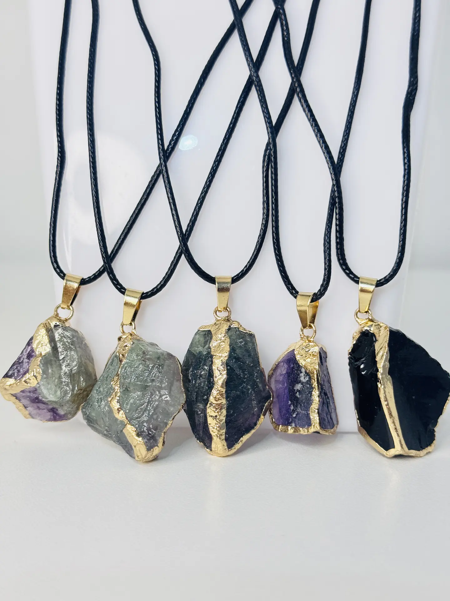 Collar Piedra Natural con Borde Dorado 2